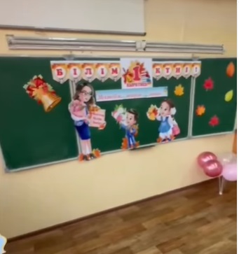 1 -қыркүйек Білім күнінде 1 “ А “ сыныбының “Мектеп -мейірім мекені атты” сынып сағаты.